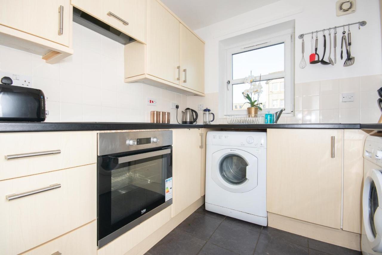 Dwellcome Home Ltd 2 Bedroom King & Double Central Apartment, Free Allocated Barrier Secured Parking Space At Rear Entrance & Fast Wifi, Ideal For Long Term Contractor, Corporate, Etc Stays, Regular Housekeeping Option - See Our Site For Assurance Aberdeen Eksteriør billede