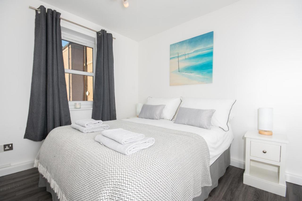 Dwellcome Home Ltd 2 Bedroom King & Double Central Apartment, Free Allocated Barrier Secured Parking Space At Rear Entrance & Fast Wifi, Ideal For Long Term Contractor, Corporate, Etc Stays, Regular Housekeeping Option - See Our Site For Assurance Aberdeen Eksteriør billede