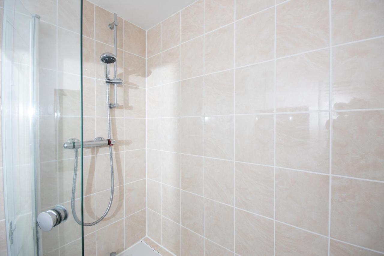 Dwellcome Home Ltd 2 Bedroom King & Double Central Apartment, Free Allocated Barrier Secured Parking Space At Rear Entrance & Fast Wifi, Ideal For Long Term Contractor, Corporate, Etc Stays, Regular Housekeeping Option - See Our Site For Assurance Aberdeen Eksteriør billede