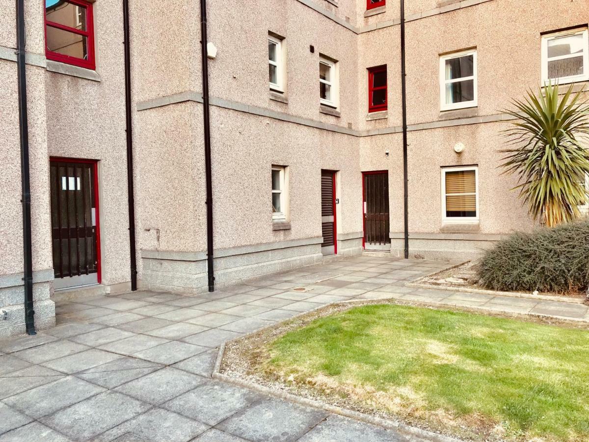 Dwellcome Home Ltd 2 Bedroom King & Double Central Apartment, Free Allocated Barrier Secured Parking Space At Rear Entrance & Fast Wifi, Ideal For Long Term Contractor, Corporate, Etc Stays, Regular Housekeeping Option - See Our Site For Assurance Aberdeen Eksteriør billede